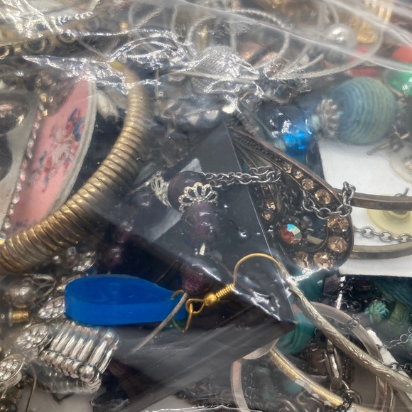 Small Box of Scrap Vintage - Modern Jewelry for Repurposing Arts & Crafts #3 - Picture 10 of 13